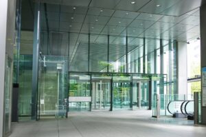 自動ドアが勝手に開く原因を突き止めて適切に対処しましょう